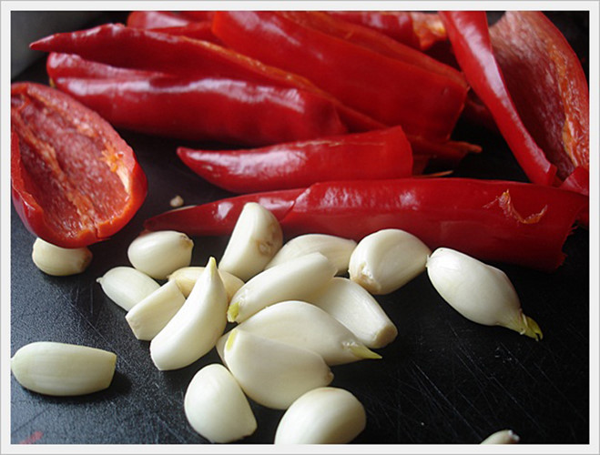 Tiến hành bóc vỏ tỏi, rửa sạch ớt cho vào hũ rồi đậy kín. Tuyệt đối không nên tiết kiệm, việc để nước mắm không lún thịt khiến món ăn dễ bị ôi, nổi mốc. 