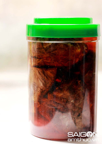 Đợi thịt và hỗn hợp ngâm nguội thì xếp vào hũ thủy tinh, đổ nước mắm sao cho ngập thịt. Để qua 1 – 2 giờ, nếu thấy mực nước mắm có dấu hiệu hạ thấp xuống cần nhanh chóng nêm thêm sao cho hỗn hợp ngâm cao hơn mặt thịt ít nhất 3 – 4cm. Ảnh: Saigonamthuc.vn.