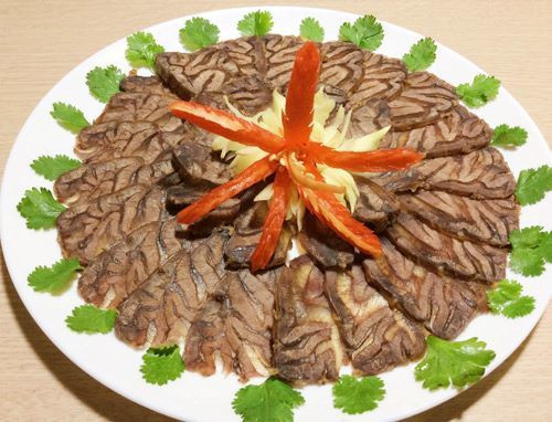 Không quá cầu kỳ song những lát bắp bò ngâm mắm chín mềm, chua chua ngọt ngọt ngâm mắm vẫn dễ dàng “lấy lòng” người ăn. Ảnh: Khám Phá.