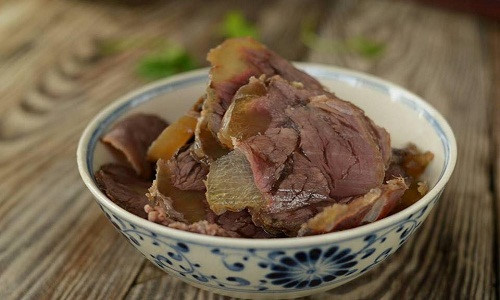 Món ăn tuyệt ngon khi thái thành lát mỏng, ăn kèm với củ kiệu, rau sống. Nó rất thích hợp để trở thành món lai rai cho cánh mày râu lúc xôm tụ. Ảnh: Suckhoedoisong.