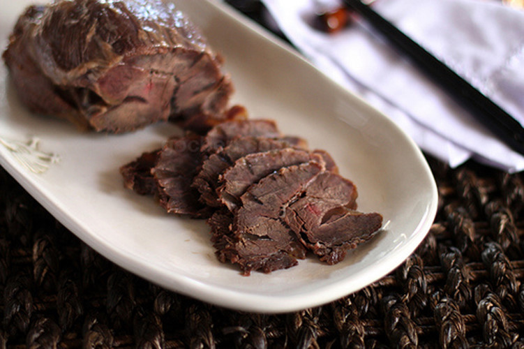 Thịt bò ngâm mắm đạt chuẩn khi miếng thịt ngấm đều, thịt săn, chắc mà vẫn mềm, lớp gân trên bắp bò dẻo trong, thưởng thức có vị chua chua ngọt ngọt vừa miệng. Ảnh: Vietinfo.eu.