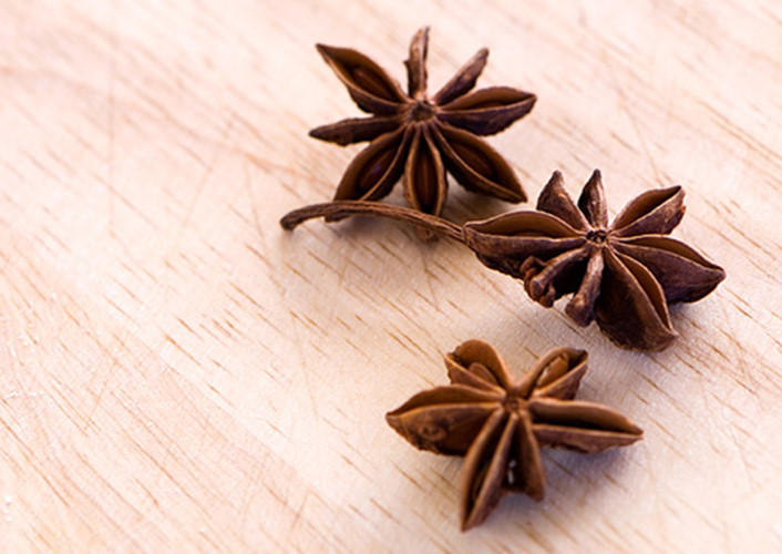 Để chế biến món bắp bò ngâm mắm ngon đúng điệu, chị em cần chuẩn bị sẵn 700g bắp bò, 1 củ gừng, 2 hoa hồi, quế, thảo quả, nước mắm ngon, đường cát, giấm gạo, 2 củ tỏi và 10 quả ớt. Ảnh: Internet.