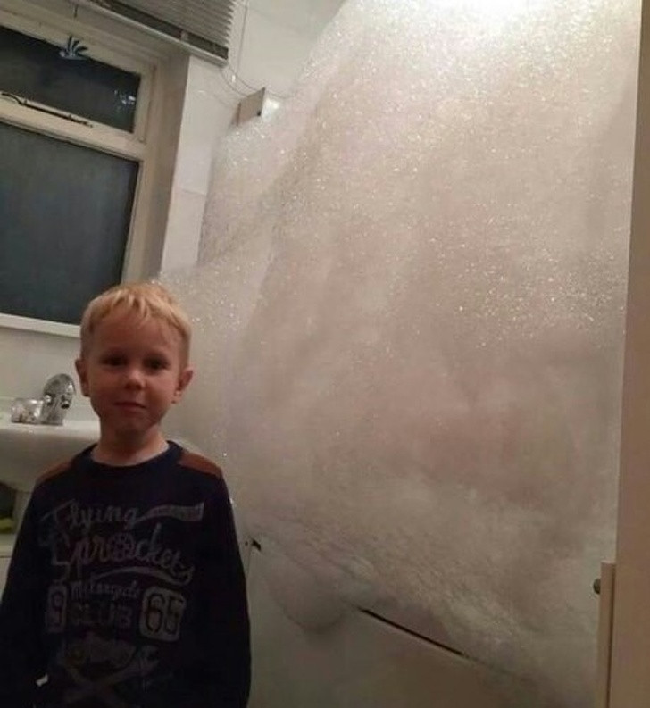 Tác phẩm nhà tắm bọt của cậu bé ấy.