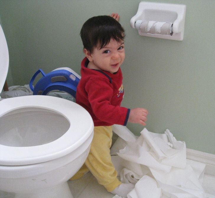 Đừng bao giờ để bé một mình trong nhà vệ sinh nhé!