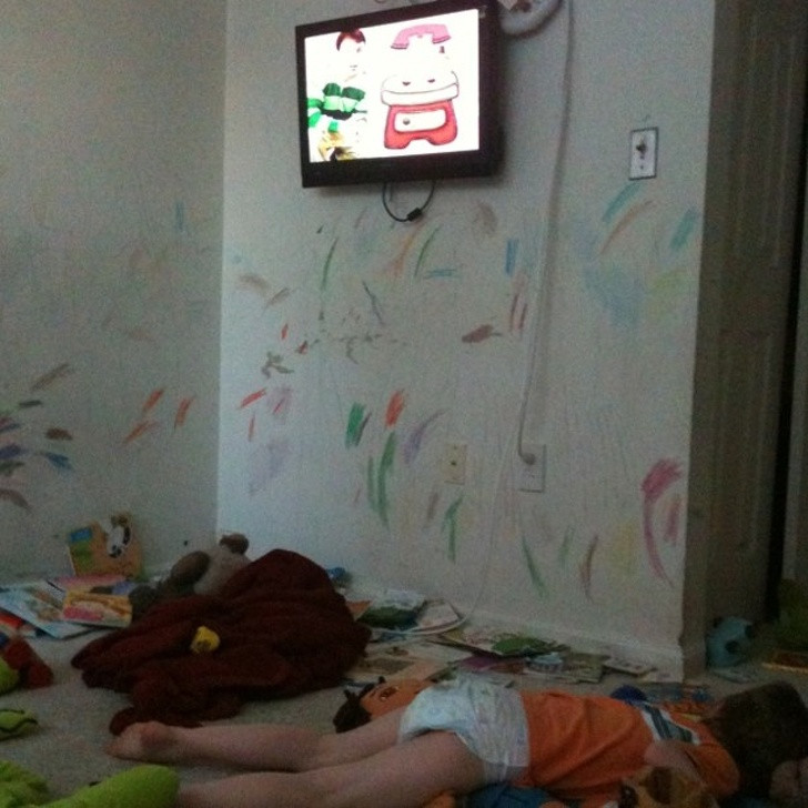 Trẻ quậy phá chán rồi tự lăn ra ngủ.