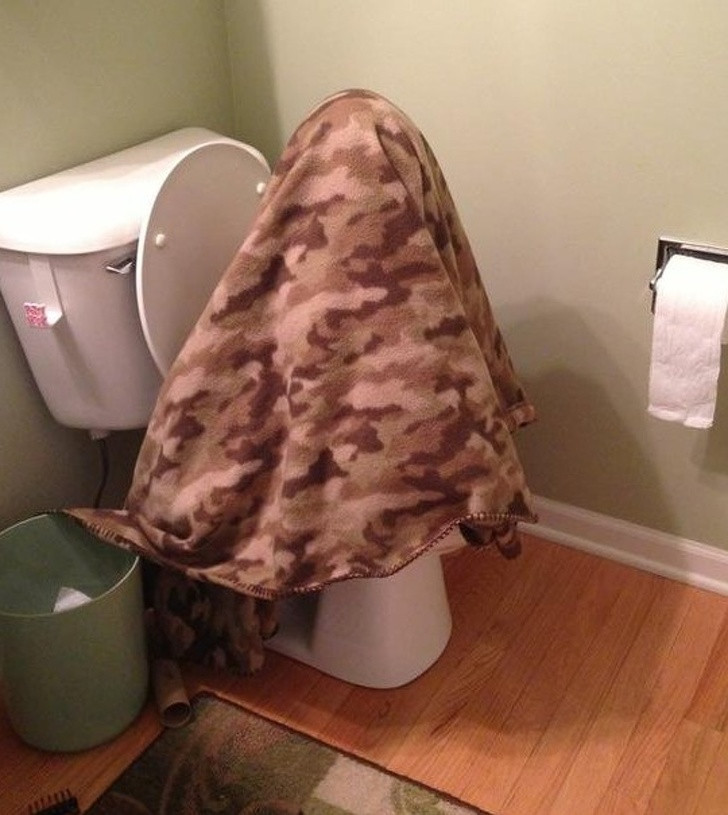 Nhìn hình ảnh chơi ú tìm này của bé, phụ huynh chỉ biết ôm bụng cười.