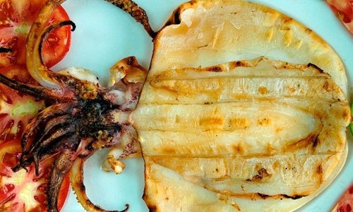 Mực một nắng dù chế biến không khó nhưng đòi hỏi phải tỉ mỉ, nướng kỹ trên lửa nhỏ, không để lửa quá già. Khi mực chuyển sang màu vàng, mùi thơm bốc lên là lúc mực vừa chín tới. Miếng mực ngọt mềm, thơm phức hòa quyện với vị cay nồng của tương ớt rất thú vị.