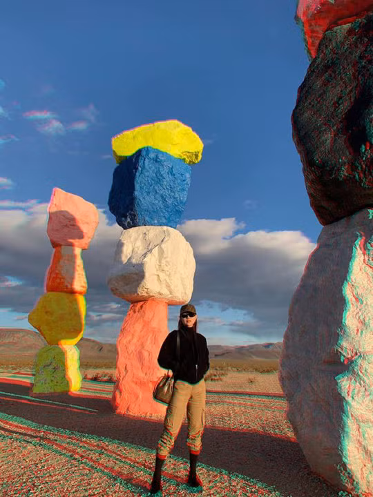 Minh Hằng ăn mặc cá tính trong du xuân trên đất Mỹ sau khi kết thúc những show diễn cuối cùng của năm cũ.