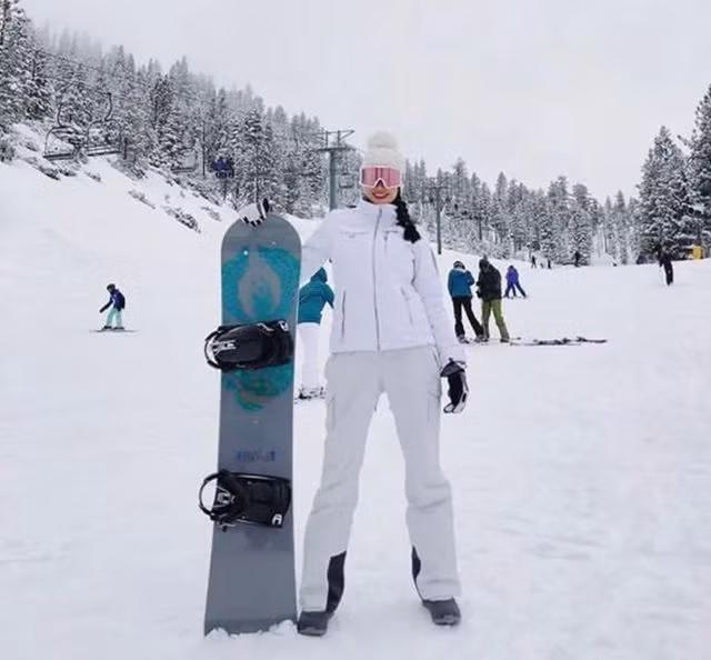 Phạm Hương diện cả "cây trắng" hào hứng tham gia trượt tuyết ở Mỹ.