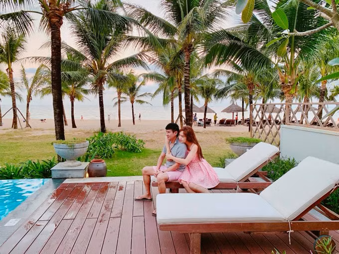 Cũng chọn Phú Quốc để du xuân, vợ chồng Lý Hải-Minh Hà diện đồ đôi màu hồng đáng yêu.