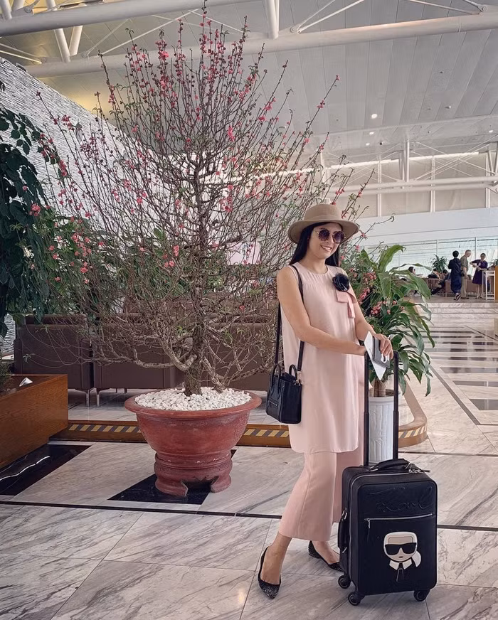 Hoa hậu Ngọc Hân diện cả “cây hồng” sang chảnh đi du xuân. Ảnh: FBNV, Instagram.