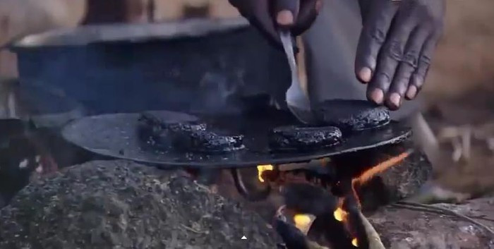 Một trong những món ăn kinh dị từ muỗi đó là bánh hăm-bơ-gơ muỗi. Muỗi được nhúng vào nồi nước sôi cho chết, vớt ra ngoài, nhào lên như nhào bột rồi nặn thành những miếng bánh bẹt.