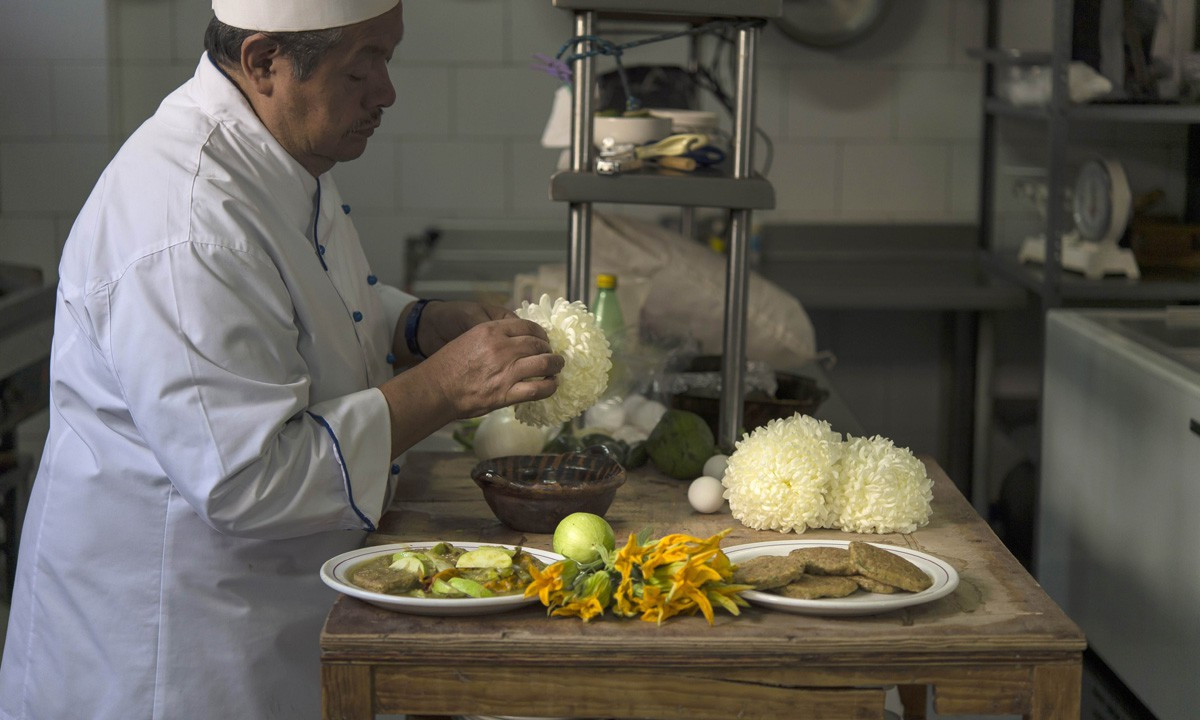 Trứng muỗi được chế biến với rất nhiều kiểu và nguyên liệu khác nhau. Vị của nó được mô tả là chua chua, cay cay, ngọt ngọt thay vì béo ngậy như trứng kiến.