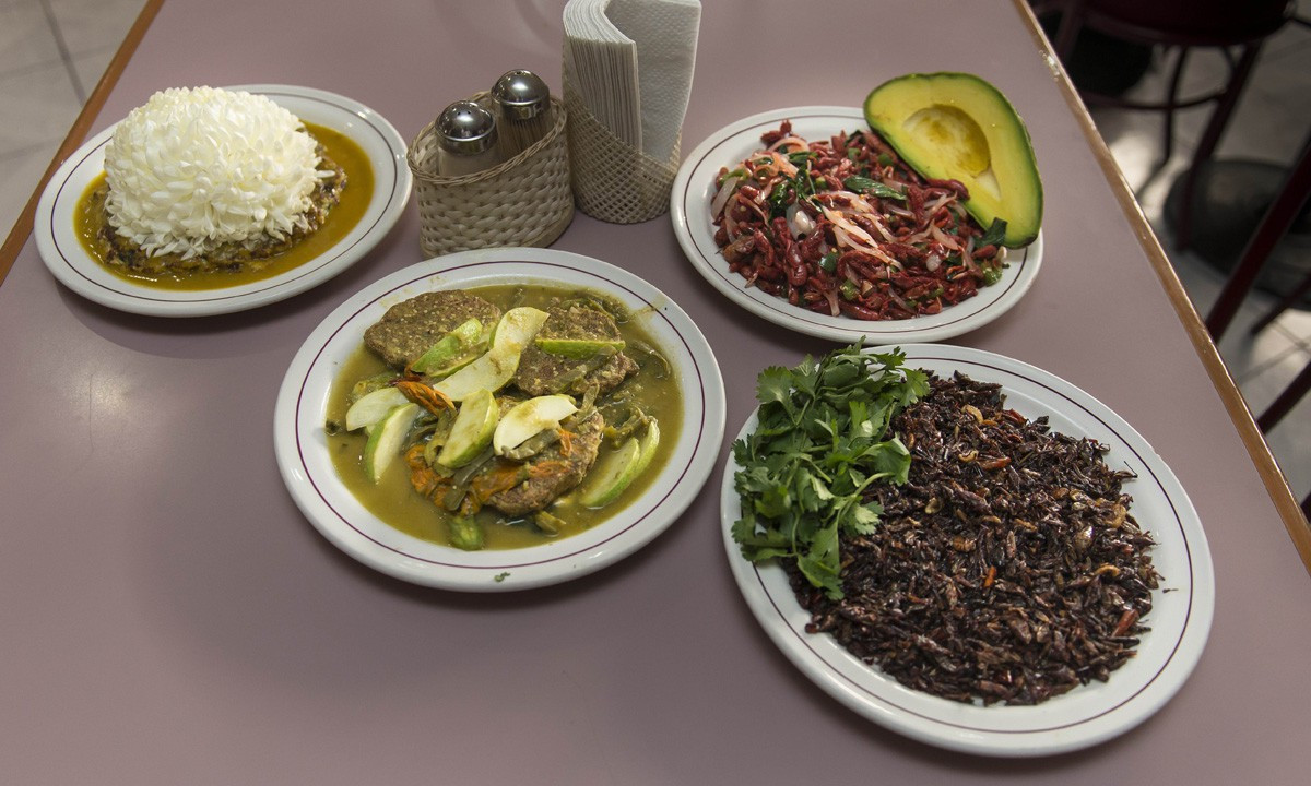 Cách chế biến phổ biến là người ta nấu trứng muỗi cùng hoa cúc, tôm càng nhỏ, hành tây và bơ rồi trang trí với hoa cúc loại to trên cùng. Ảnh: Internet.