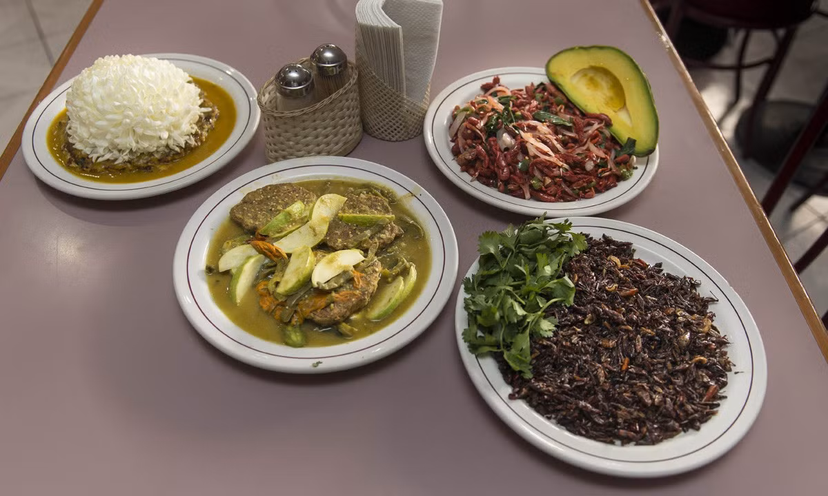 Cách chế biến phổ biến là người ta nấu trứng muỗi cùng hoa cúc, tôm càng nhỏ, hành tây và bơ rồi trang trí với hoa cúc loại to trên cùng. Ảnh: Internet.