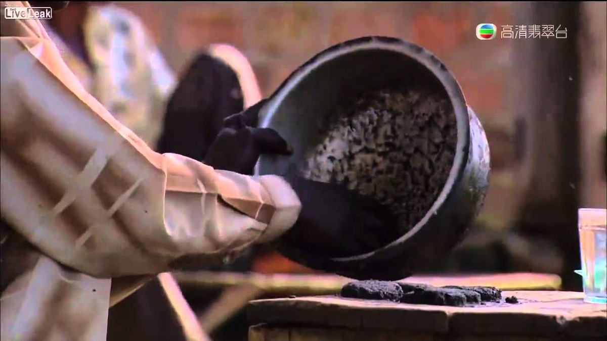 Người ta ước tính rằng mỗi chiếc bánh muỗi cần từ 200.000-500.000 con muỗi, điều đặc biệt là nó có hàm lượng protein cao gấp 7 lần so với thịt bò. Mặc dù bánh muỗi tốt cho cơ thể nhưng không phải ai cũng đủ can đảm để ăn muỗi, một loài động vật chuyên hút máu người.