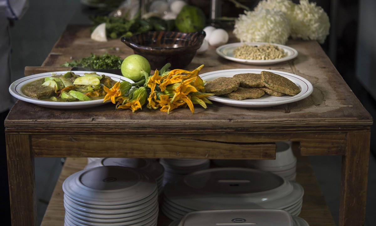 Người Mexico lại chế biến món ăn từ trứng muỗi. Trứng muỗi được chế biến thành nhiều món ăn khác nhau, đơn giản nhất là rang khô.