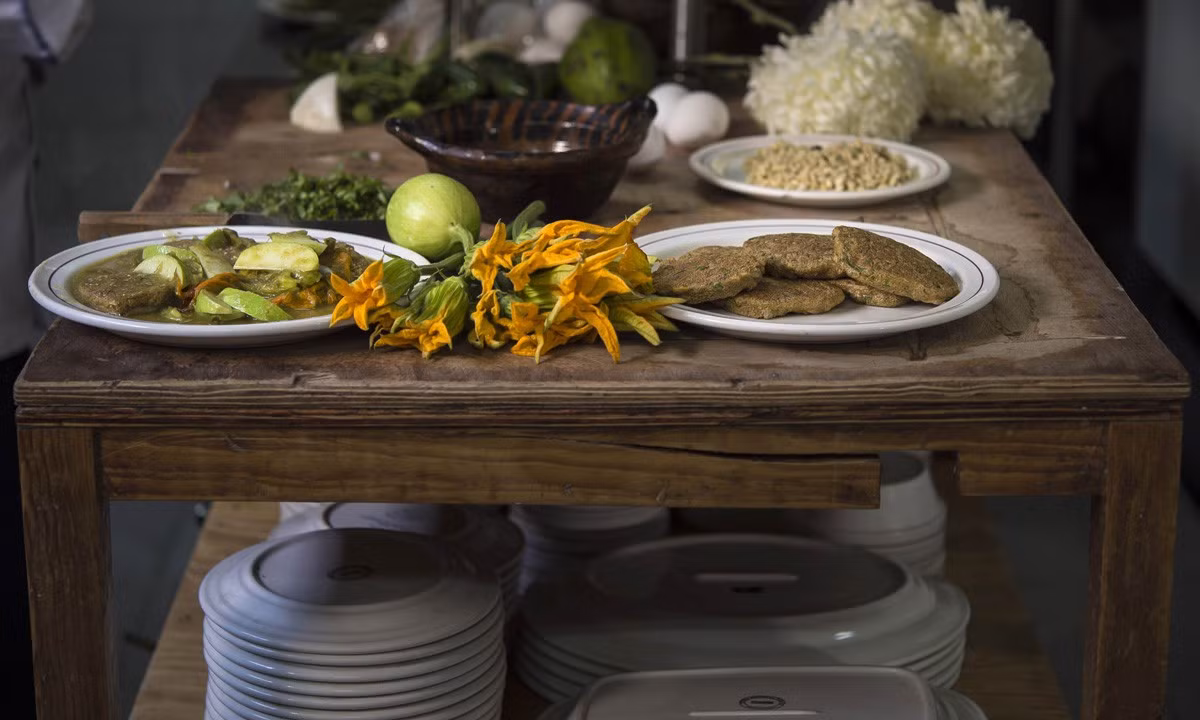 Người Mexico lại chế biến món ăn từ trứng muỗi. Trứng muỗi được chế biến thành nhiều món ăn khác nhau, đơn giản nhất là rang khô.