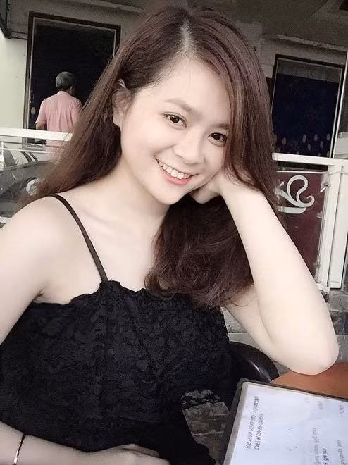 Những mẫu áo hai dây được người đẹp ưu ái hơn cả để tôn làn da trắng mịn.