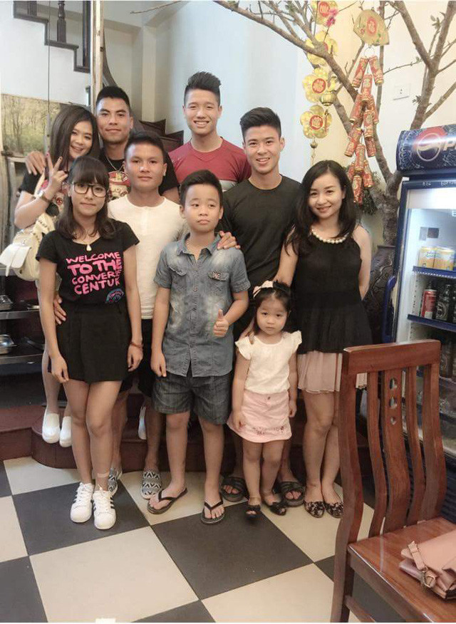 Tường Vy thường xuyên xuất hiện cạnh bạn trai trong các cuộc gặp gỡ bạn bè.