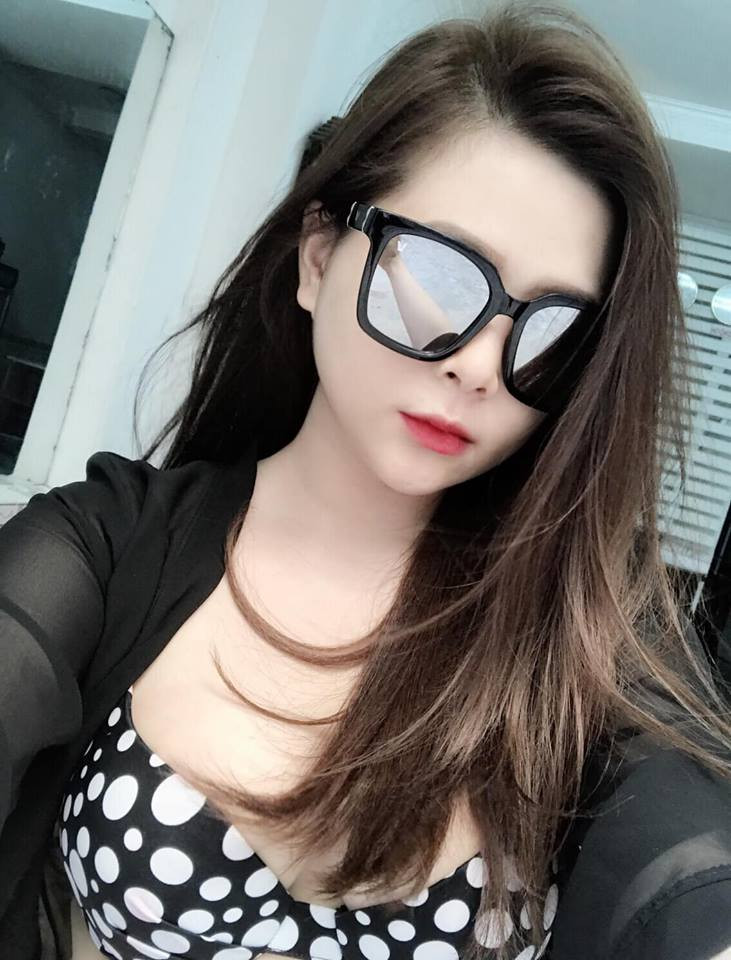 Tường Vy có cách ăn mặc khá gợi cảm, khoe vòng một đầy đặn.