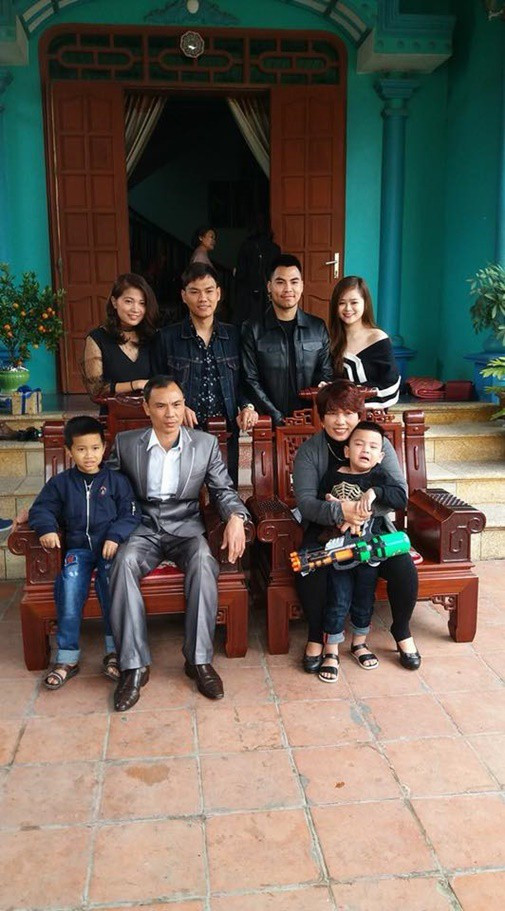 Bên cạnh vóc dáng xinh đẹp, cô còn sở hữu phong cách thời trang gợi cảm, trẻ trung. Dịp Tết 2018, khi mẹ Đức Huy chia sẻ ảnh cả gia đình cũng có sự xuất hiện của Tường Vy. 