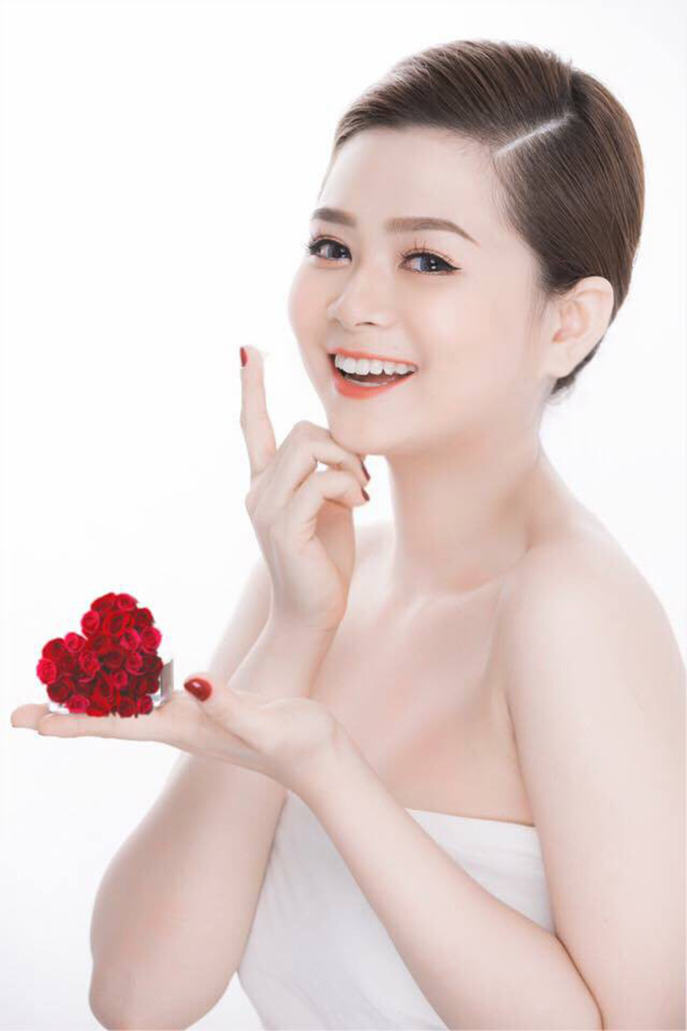 Trên trang cá nhân, cô thường xuyên đăng những hình ảnh ăn mặc trẻ trung và nữ tính. Ảnh: FBNV.