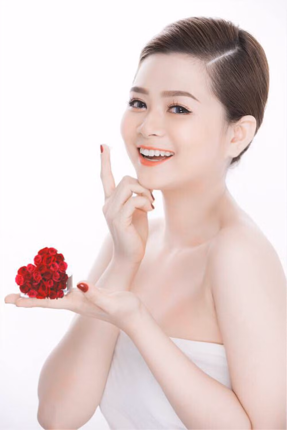 Trên trang cá nhân, cô thường xuyên đăng những hình ảnh ăn mặc trẻ trung và nữ tính. Ảnh: FBNV.