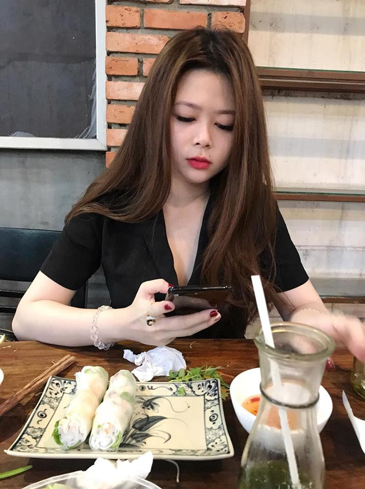 Cô tận dụng các thiết kế áo váy xẻ ngực sâu.