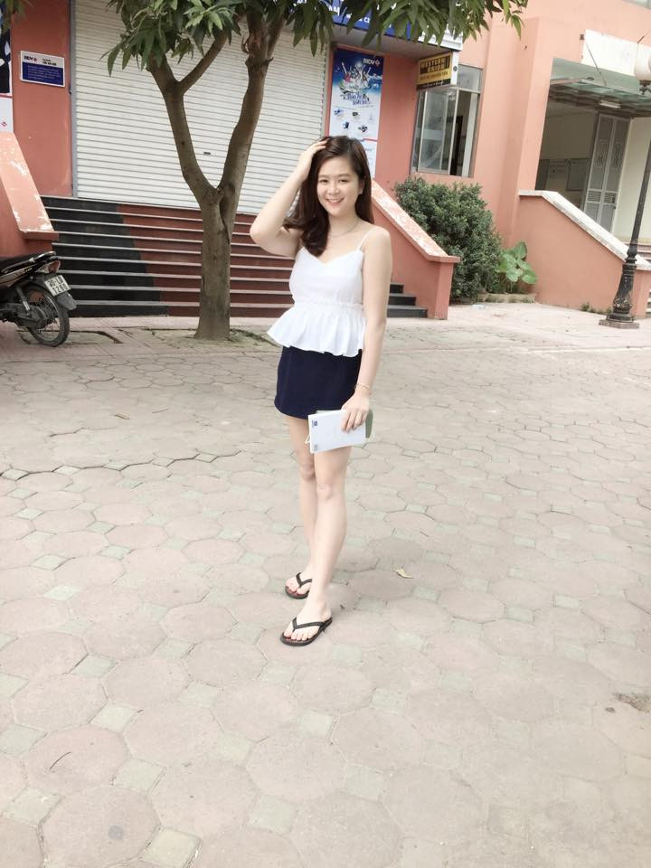 Cô nàng phối áo hai dây và váy ngắn khoe đôi chân dài trắng nõn.