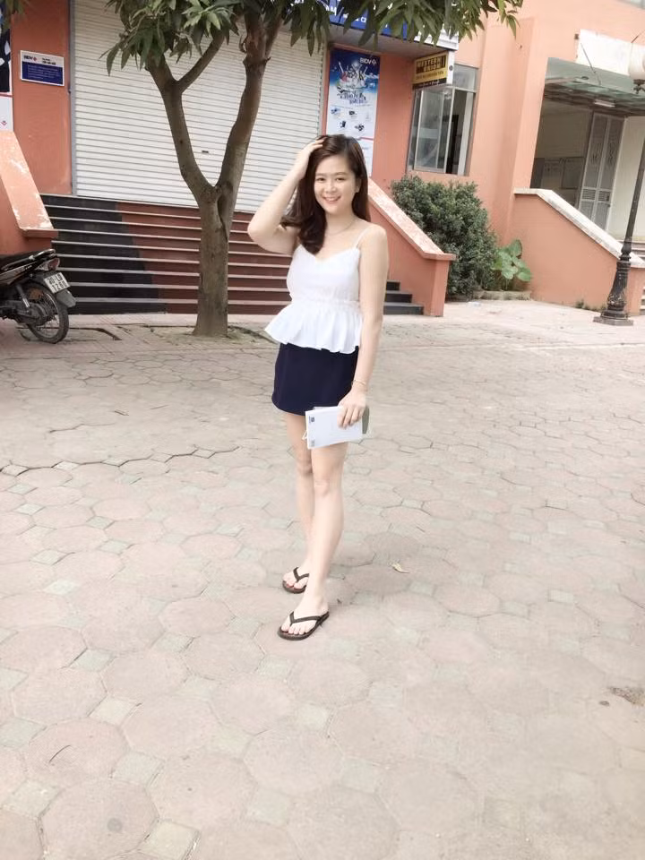 Cô nàng phối áo hai dây và váy ngắn khoe đôi chân dài trắng nõn.