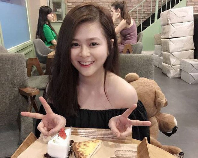 Tường Vy cũng thường xuyên diện áo trễ vai khoe bờ vai nõn nà.