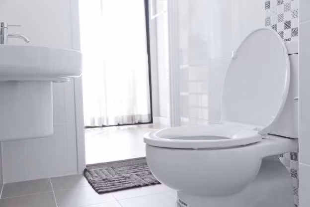 Tiểu đêm hoặc khó tiểu - Nếu bạn tiểu đêm nhiều hơn 1 lần/đêm hoặc cảm thấy phải vào nhà vệ sinh liên tục suốt ngày, tiểu buốt, tiểu dắt, thì đây có thể là vấn đề về tiền liệt tuyến. Một nửa số nam giới gặp phải vấn đề này. Một số người có thể tự khỏi, nhưng một số người lại cần điều trị để tránh tình trạng khó chịu kéo dài. Ít gặp hơn, một số trường hợp cần phải phẫu thuật để ngăn ngừa các vấn đề phức tạp khác như suy thận. Tiểu buốt, tiểu dắt cũng có thể là dấu hiệu hiếm gặp của tiểu đường và thậm chí là ung thư tiền liệt tuyến.