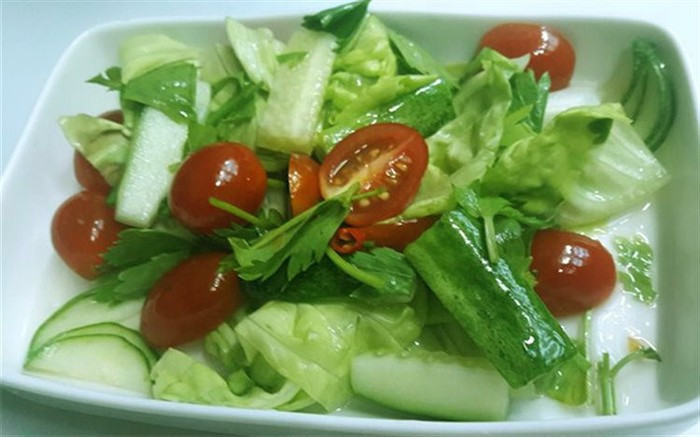 Trước khi bắt đầu bữa ăn, hãy lót dạ bằng một đĩa salad rau xanh vì để chúng giúp bạn ăn ít cơm đi. Tránh thêm bất kỳ thành phần chứa chất béo nào vào món salad của bạn.