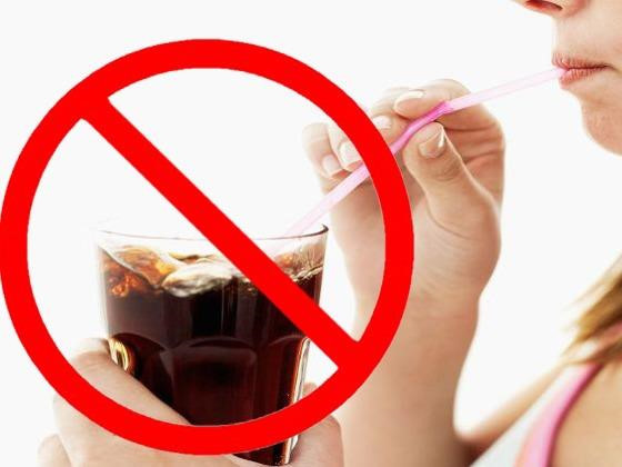 Một trong những mẹo giảm cân là hãy tránh xa đồ uống có ga hoặc nước ngọt. Thay vào đó, bạn có thể tích cực uống trà xanh hoặc nước chanh để thúc đẩy quá trình giảm cân.