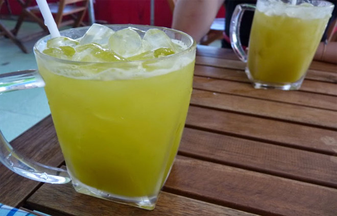 Nước mía: Theo Đông y, mía vị ngọt, tính mát, có tác dụng thanh nhiệt, sinh tân dịch, nhuận táo, giáng khí. Dùng rất tốt trong mùa hè để phòng chống các chứng bệnh viêm nhiệt có biểu hiện miệng khô họng khát, sốt cao mất nước