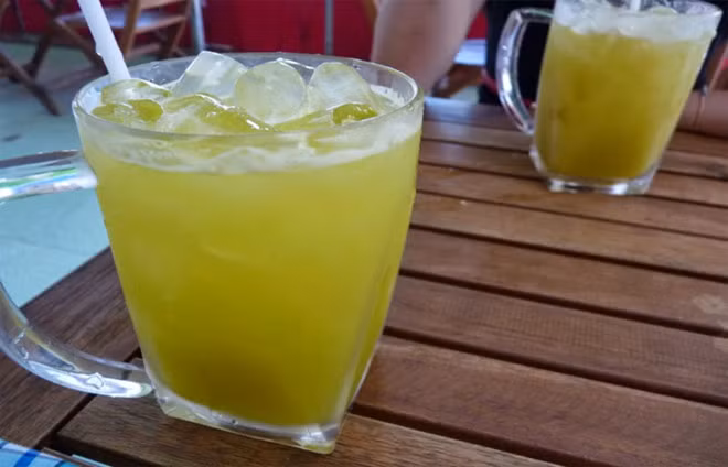 Nước mía: Theo Đông y, mía vị ngọt, tính mát, có tác dụng thanh nhiệt, sinh tân dịch, nhuận táo, giáng khí. Dùng rất tốt trong mùa hè để phòng chống các chứng bệnh viêm nhiệt có biểu hiện miệng khô họng khát, sốt cao mất nước