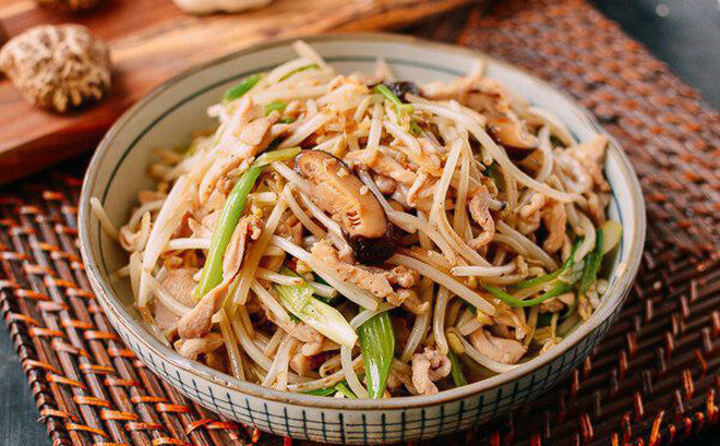 Đối với giá đỗ, bạn có thể chế biến xào hay luộc, ăn ghém cùng các món ăn chính khác.