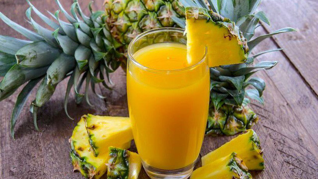 Dứa: Không chỉ thơm ngon, ngọt, quả dứa còn chứa rất nhiều dinh dưỡng tốt cho sức khỏe. Dứa giàu vitamin C, ít calo, không chất béo và cholesterol xấu, có tính thanh nhiệt, đặc biệt thích hợp ăn trong mùa hè. Ảnh: Internet.