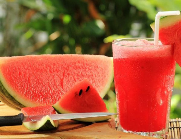 Dưa hấu là một trong những thực phẩm giải nhiệt cơ thể tốt nhất mùa hè. “Thiên nhiên bạch hổ thang” là mỹ từ được người xưa đặt cho món này để ca ngợi tác dụng thanh nhiệt không hề thua kém gì bạch hổ thang – một trong những bài thuốc điển hình về thanh nhiệt tả hỏa.