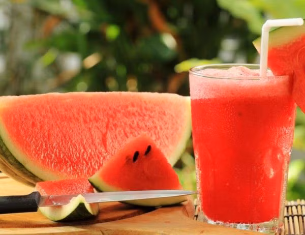 Dưa hấu là một trong những thực phẩm giải nhiệt cơ thể tốt nhất mùa hè. “Thiên nhiên bạch hổ thang” là mỹ từ được người xưa đặt cho món này để ca ngợi tác dụng thanh nhiệt không hề thua kém gì bạch hổ thang – một trong những bài thuốc điển hình về thanh nhiệt tả hỏa.