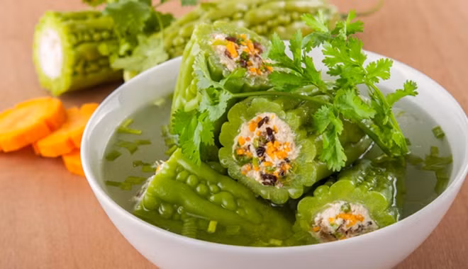 Do đó, tuy vị của nó không dễ ăn nhưng lại vô cùng tốt cho sức khỏe, đặc biệt là vào mùa hè. Người ta thường dùng mướp đắng ăn sống, luộc, xào cùng trứng, thịt... Bạn cũng có thể hãm lấy nước uống.