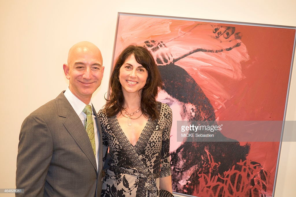 Có thể thấy, vợ CEO Amazon khá chuộng những thiết kế xẻ ngực sâu để khoe vòng một đầy đặn.