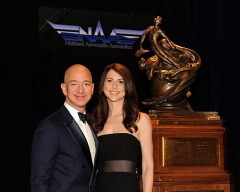 Bà mặc váy cúp ngực rất gợi cảm.