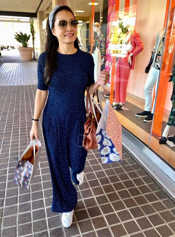 Dù đã ở tuổi U60 nhưng người đẹp vẫn dành đam mê cho việc mua sắm.