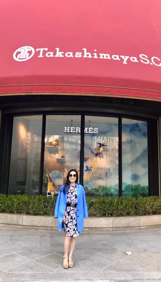 Cách mix đồ của cô trông rất trẻ trung và sành điệu.