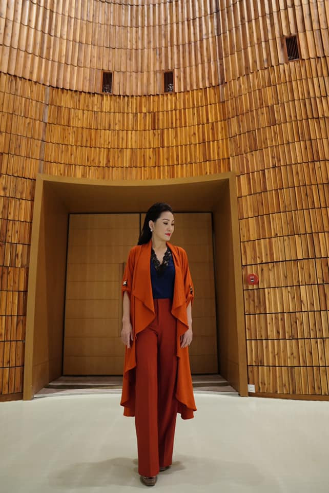 Dù đã 56 tuổi nhưng Hồng Đào trông vẫn hết sức trẻ trung nhờ phong cách thời trang cá tính.