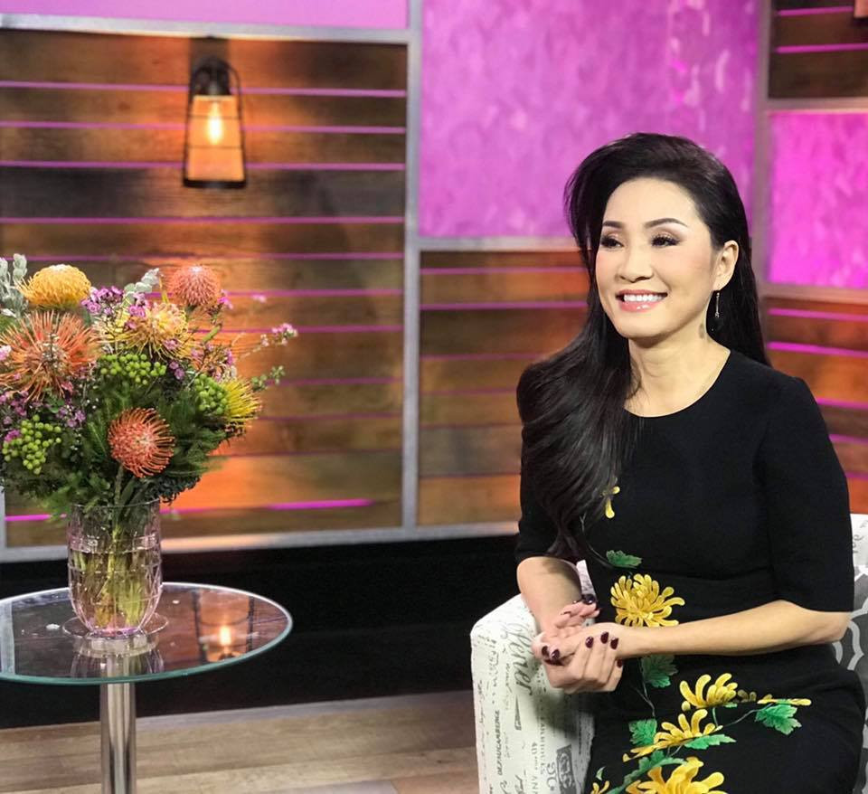 Cách trang điểm nhẹ nhàng giúp Hồng Đào ăn gian tuổi thật. Ảnh: FBNV.