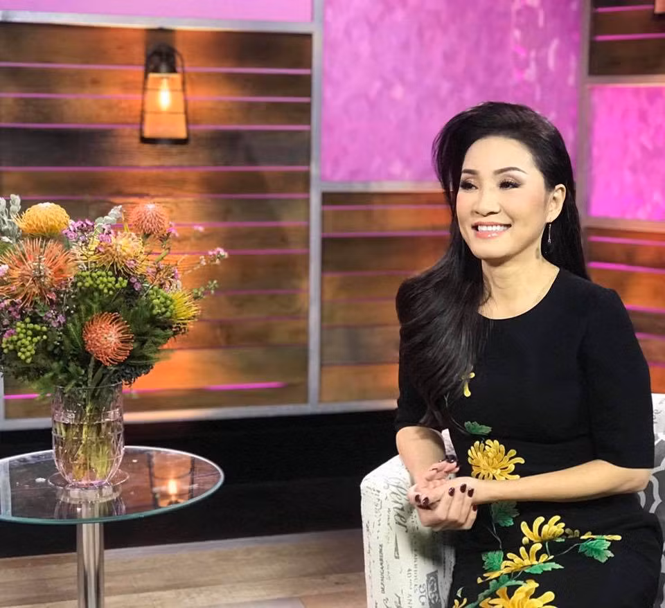 Cách trang điểm nhẹ nhàng giúp Hồng Đào ăn gian tuổi thật. Ảnh: FBNV.