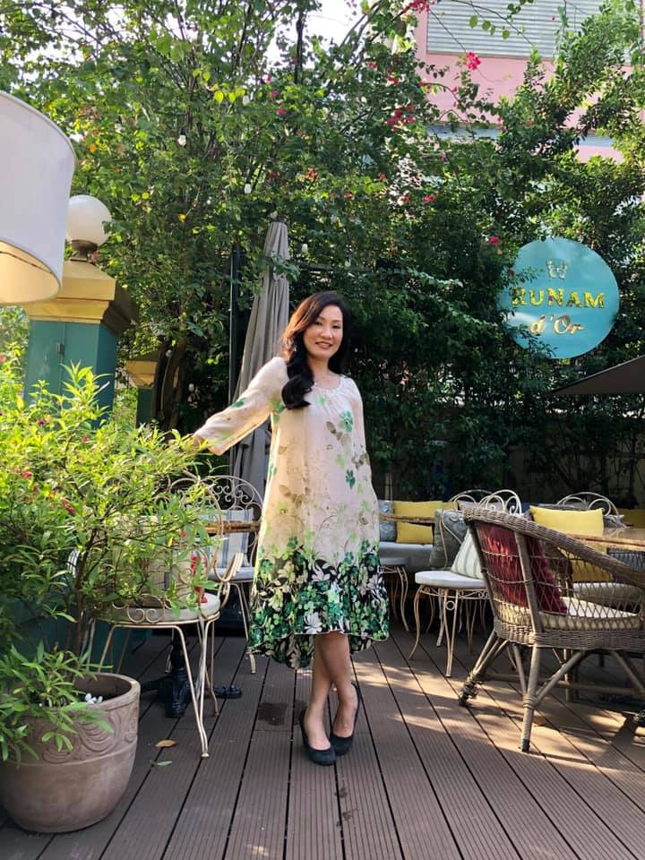 Hồng Đào mặc váy hoa nữ tính và xinh xắn.